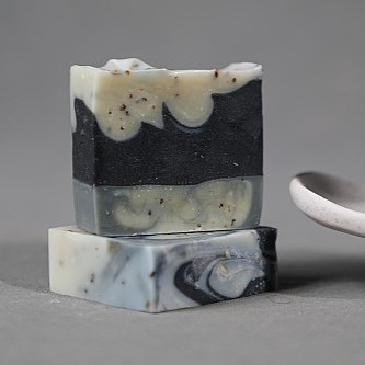 savon au charbon actif
