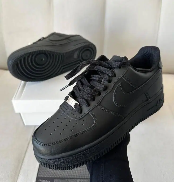 Nike Air Force 1 – Triple White / Triple Black