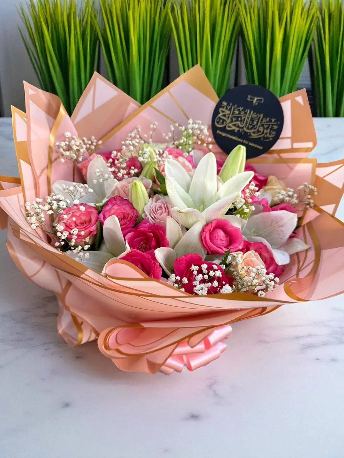 Bouquet Lys Blancs et Roses Fuchsia