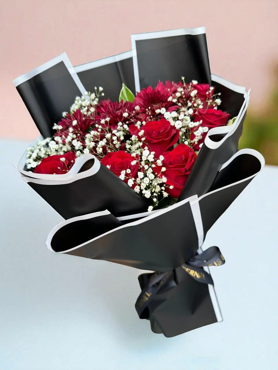 Bouquet Roses Rouges et Emballage Noir
