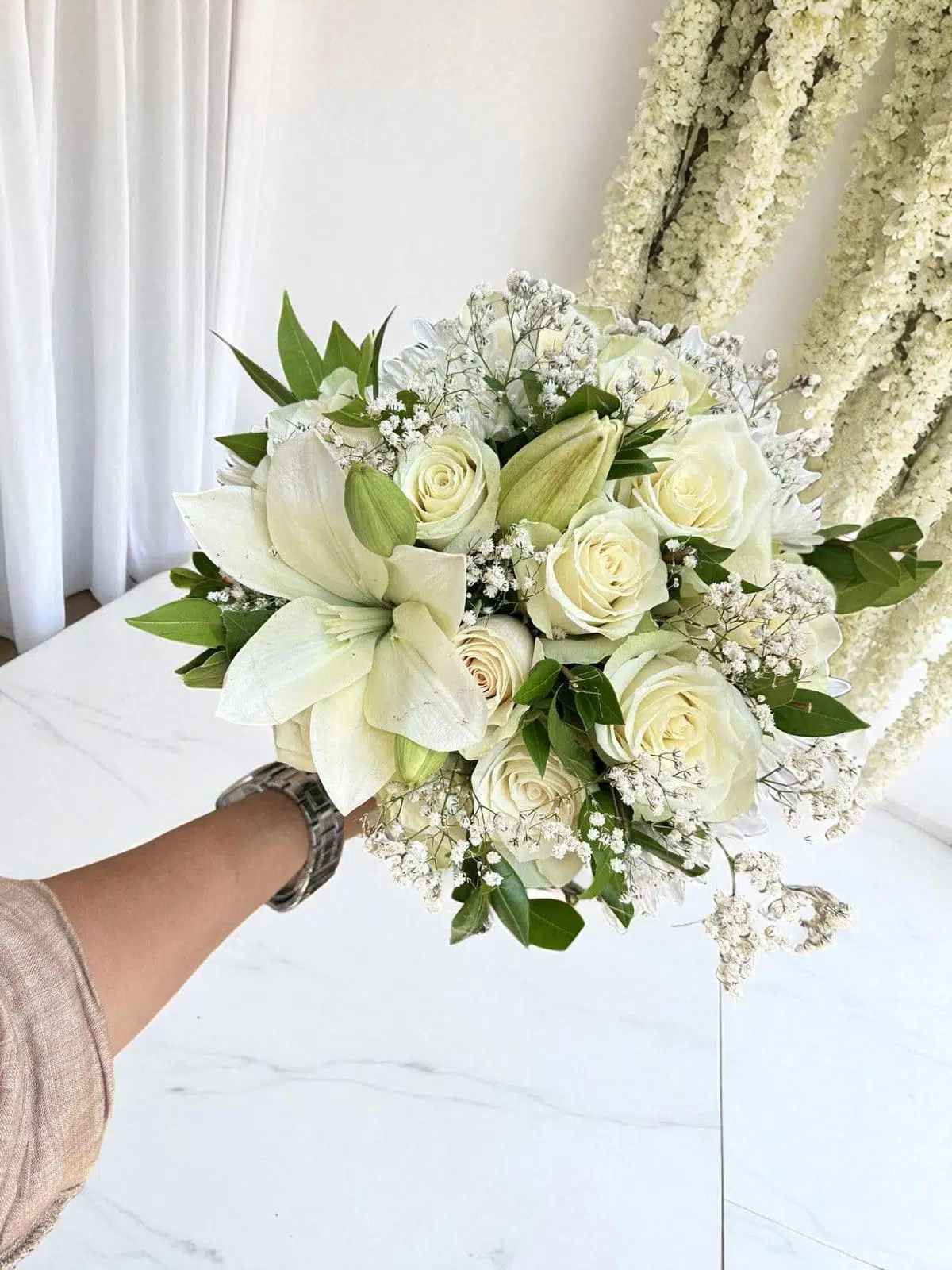 Bouquet de Mariée Roses et Lys Blancs