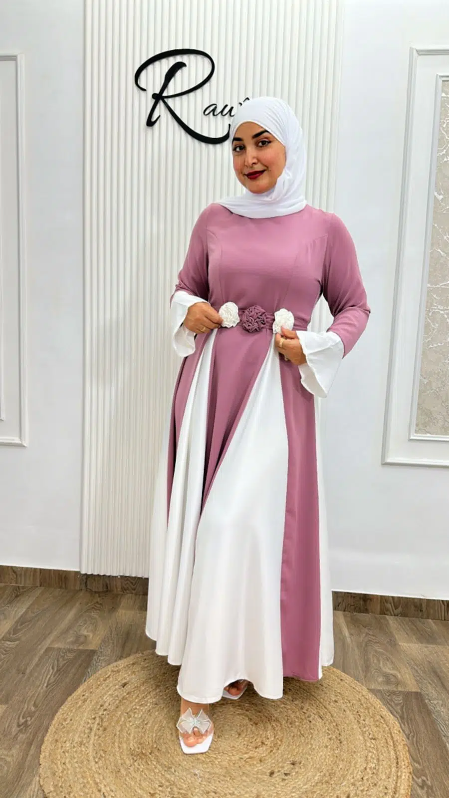 فستان بلونين وتفاصيل ورد أنيقة