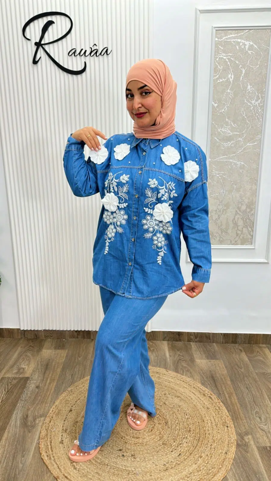 طقم جينز أنيق مطرّز بالورود
