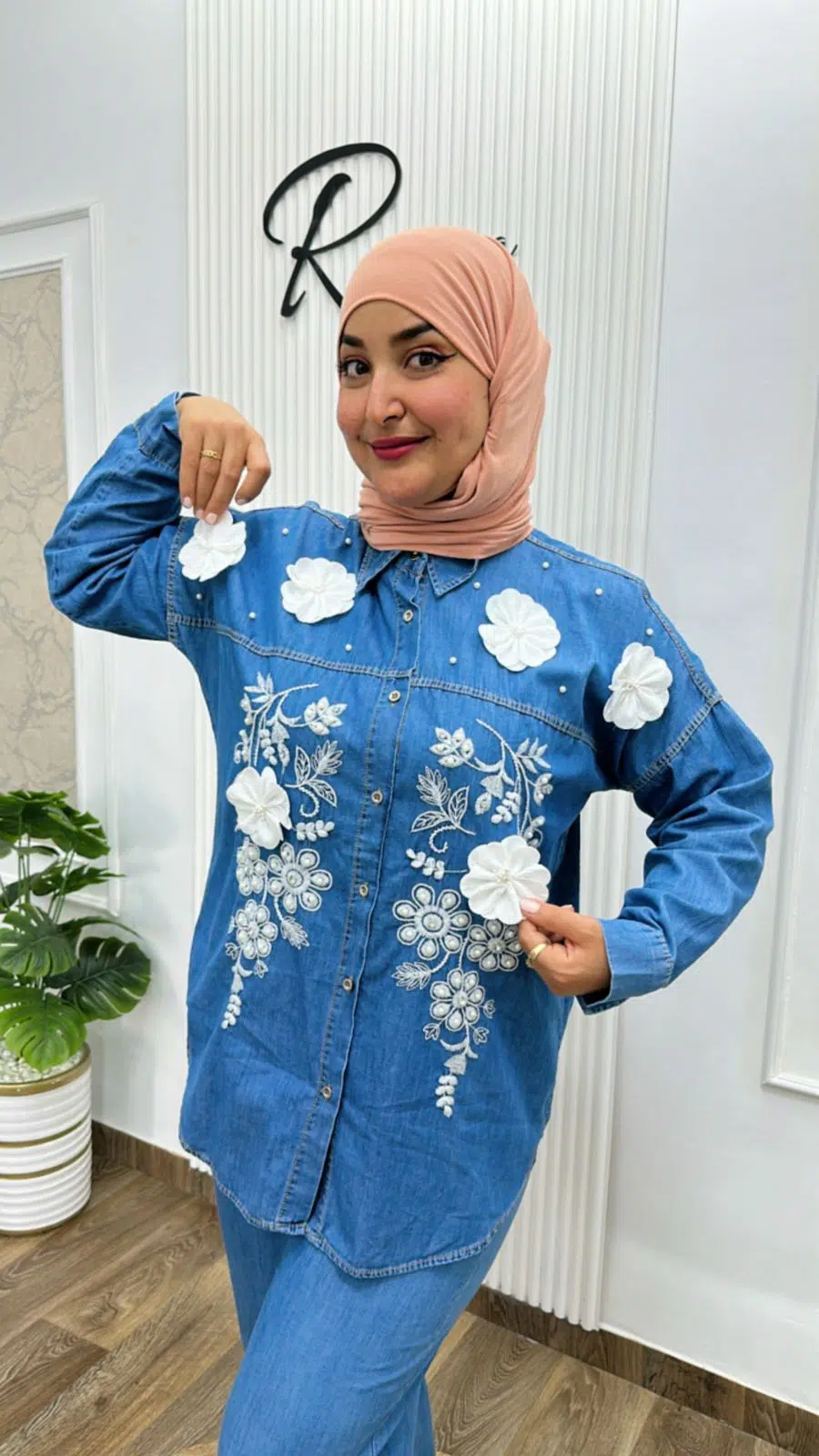 طقم جينز أنيق مطرّز بالورود