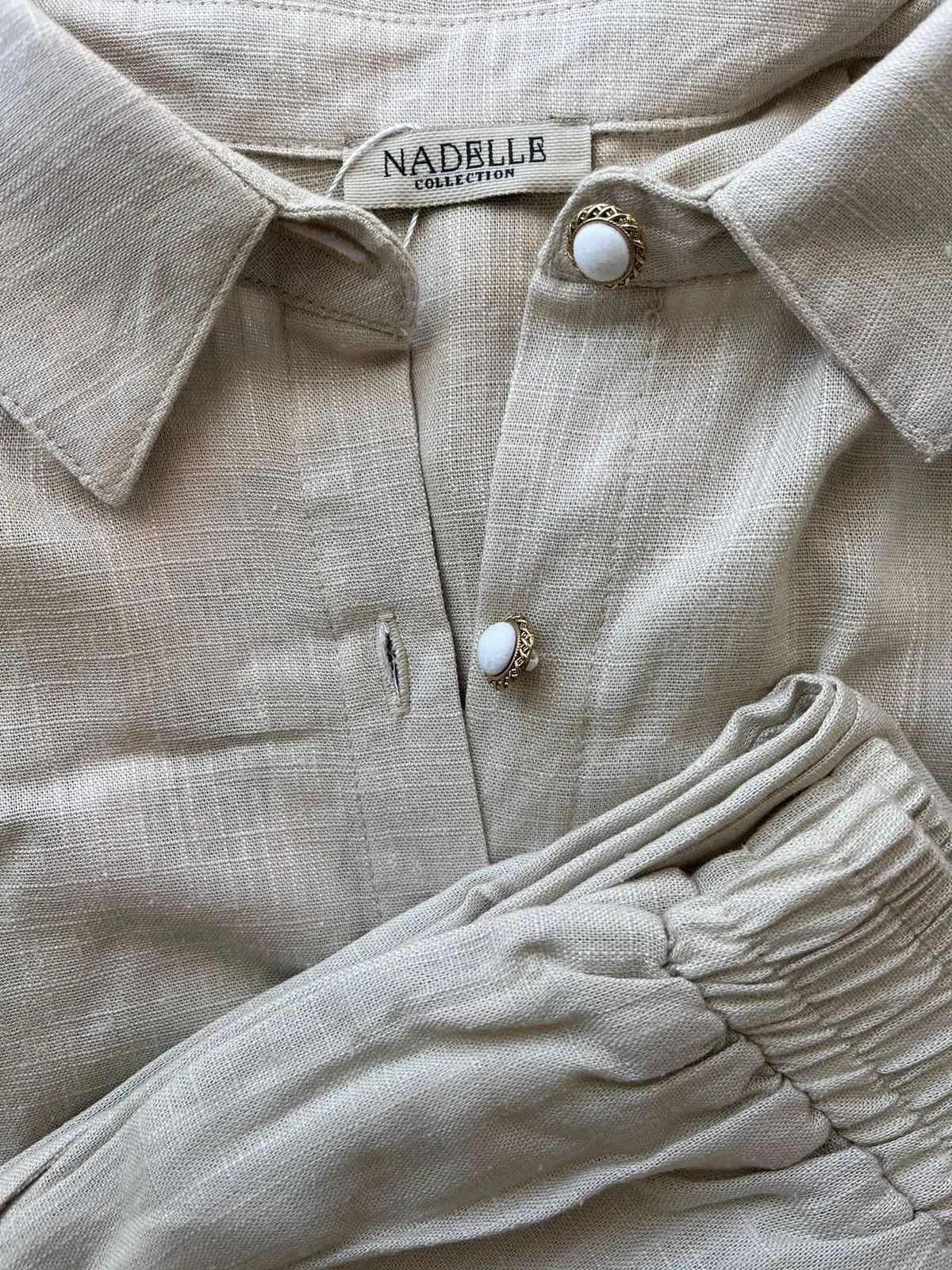 Ensemble femme en lin beige naturel  – chemise manches longues et pantalon large – WhatsApp Image 2025-06-14 à 15