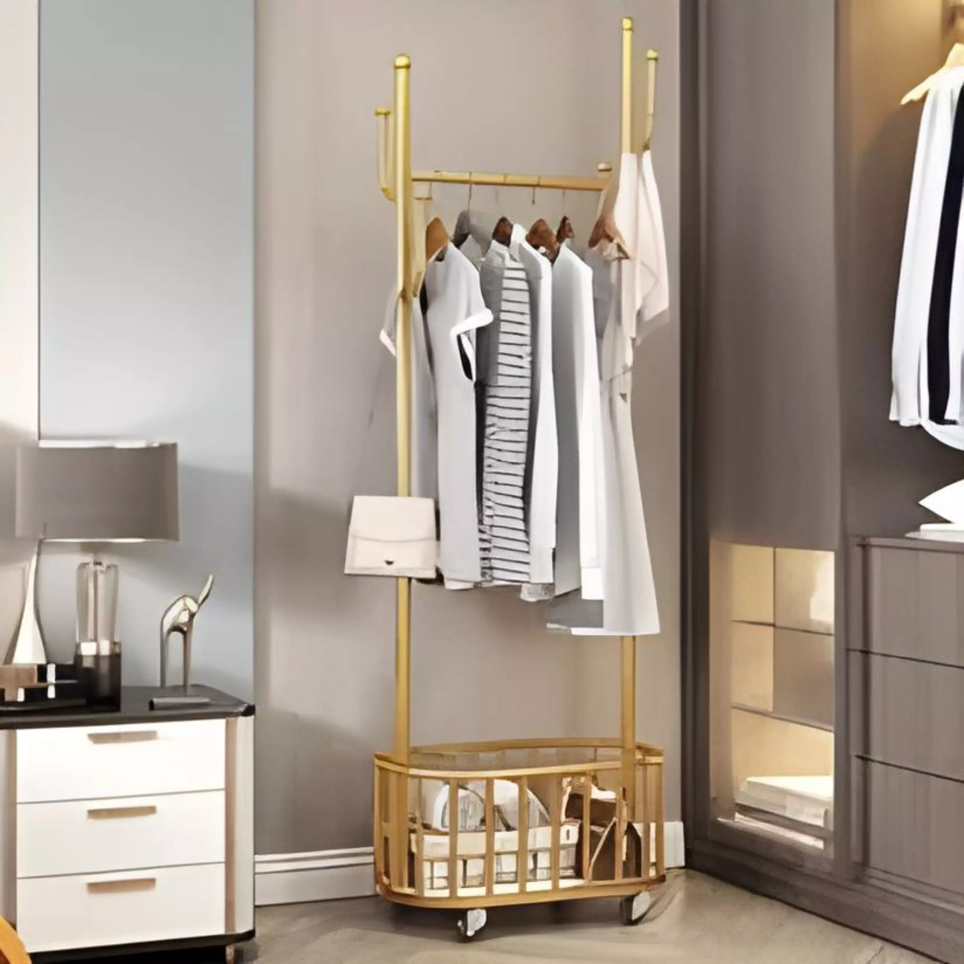 Porte Vetements en Metal Dore avec Roues